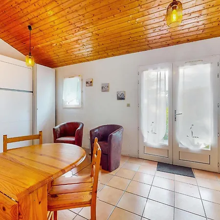 1 Bedroom Awesome Home In Vaux-Sur-Mer Casa de Férias